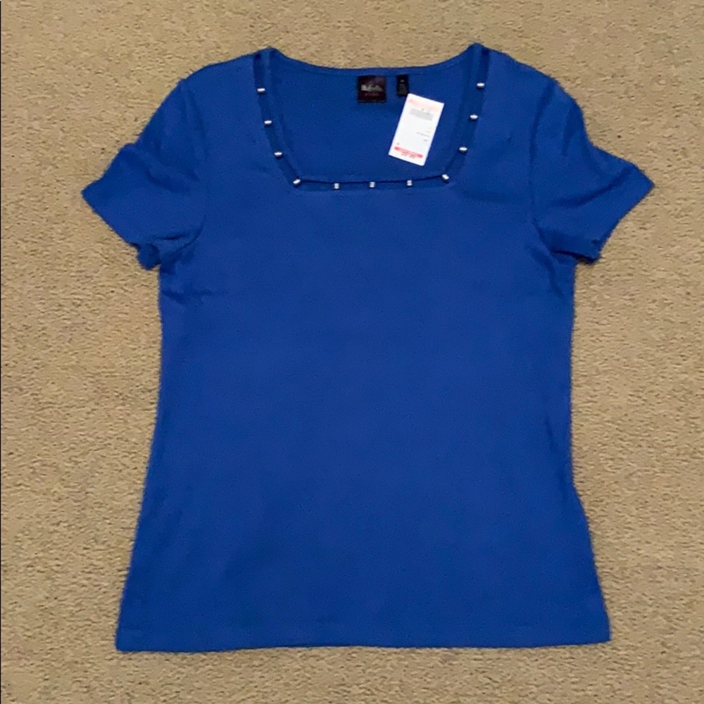 Short sleeve blouse with neckline detailing